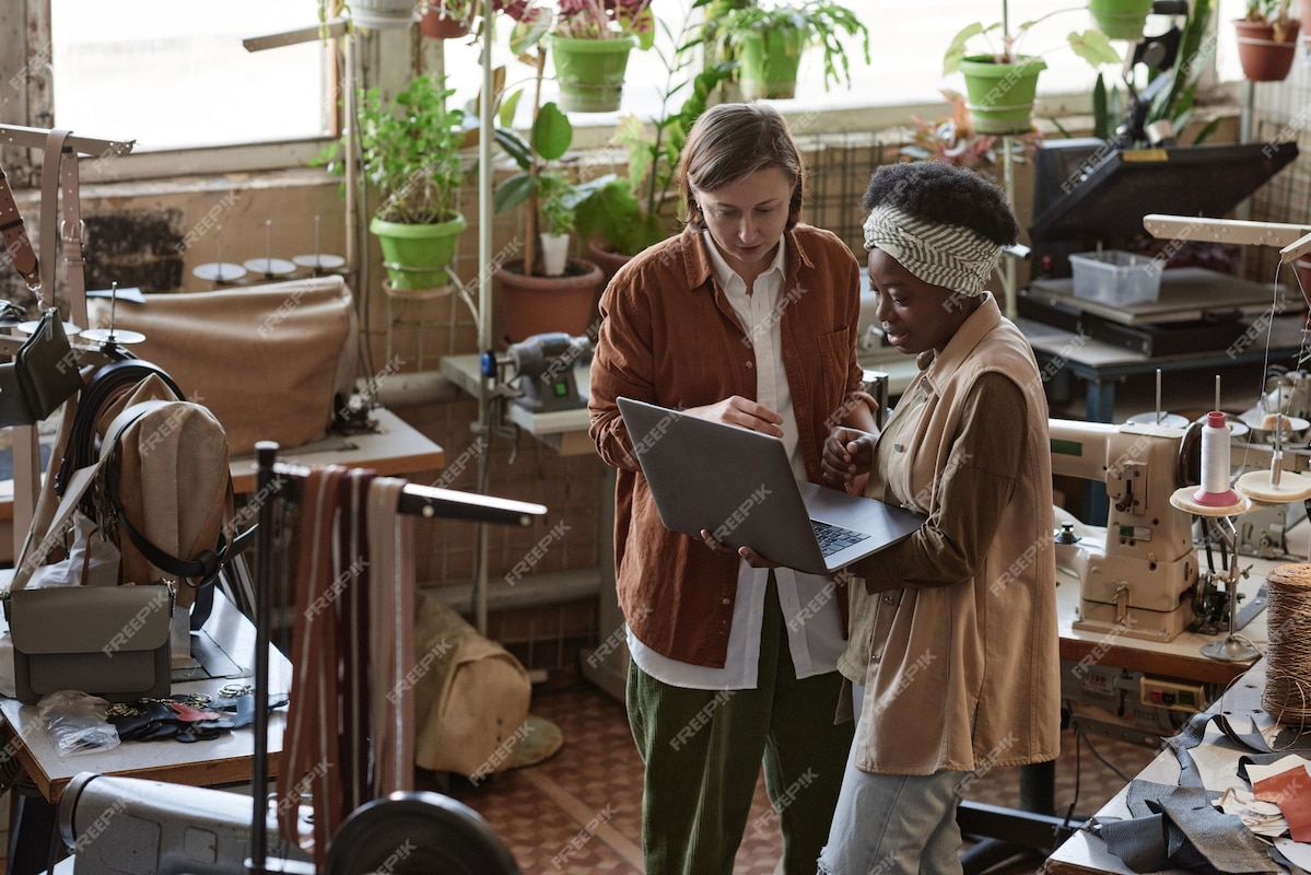 Tailor discussing the project with the customer